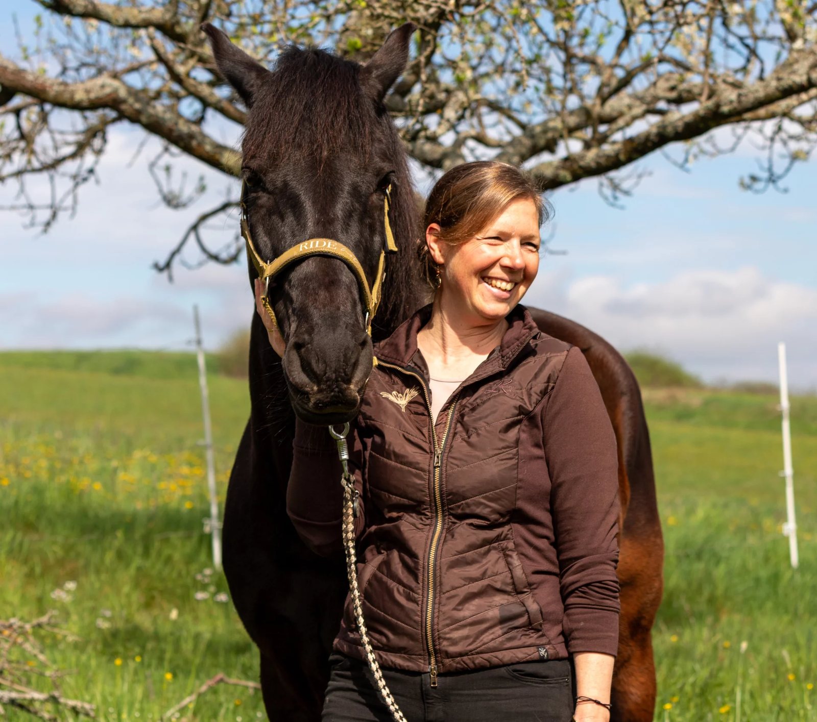 Dr. Rike Wagenhäuser mit ihrem Pferd auf der Weide